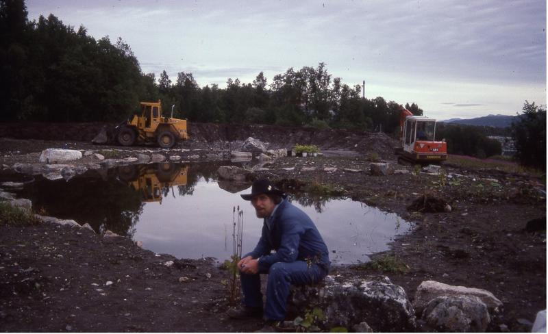 Bjørn foran dammen under konstruksjon i 1992